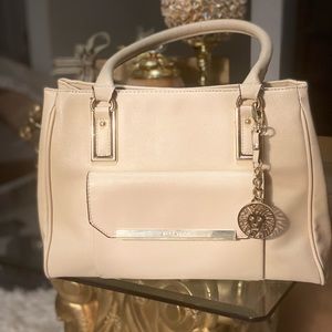 Benefits Magnet snap bridgeclosure centerzip compartment zippocket slip pockets